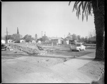 Building foundation, and double-circuit transmission tower under construction