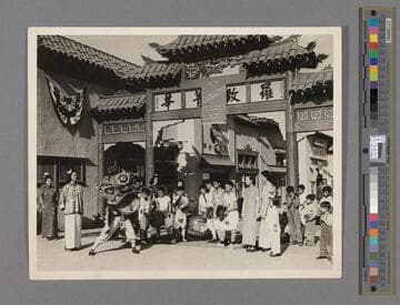 Lion dance at West Gate, New Chinatown