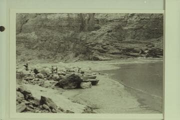 USGS boats left "high and dry" aboVe 75 Mile Rapid