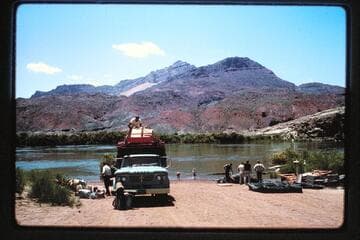 Ron Smith's outfit unloading, Lees Ferry