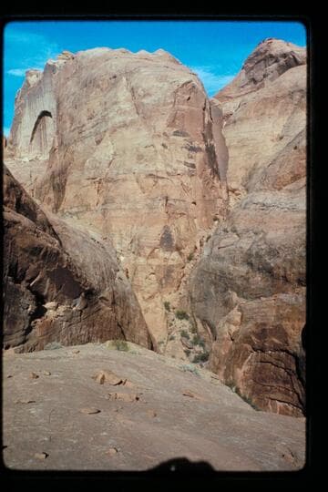 Up fault from ledge, open arch in fault