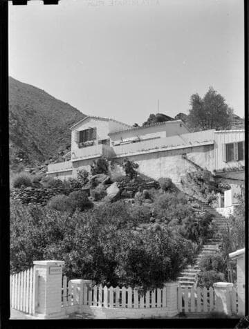 Douglas, Tom, residence