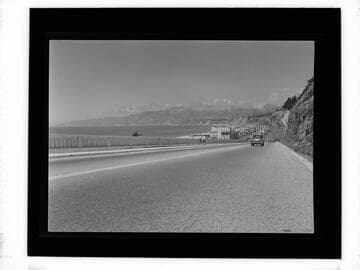 People and cars travel down the California Incline to Pacific Coast Highway, Santa Monica