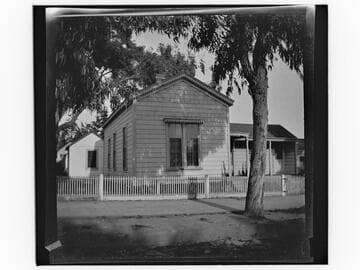 House with "Restaurant Santa Monica" in faded lettering