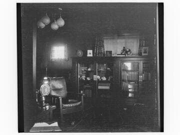 Unidentified Arts and Crafts style sitting room