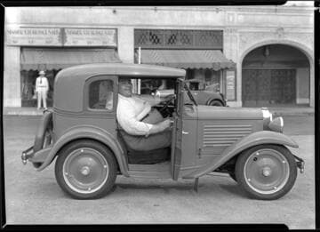 "Happy" Moore, 500 pounds, in an automobile. 1930