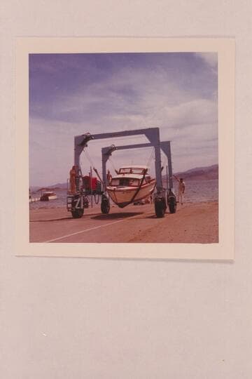 The mobile crane landing a cruiser at Boulder City Marina