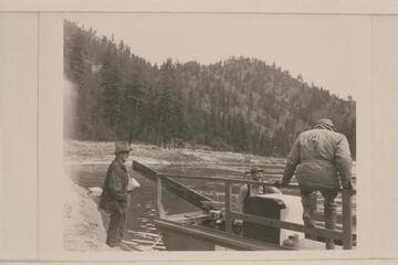 Don Smith in his 30' sweep scow on the Salmon River near Shoup